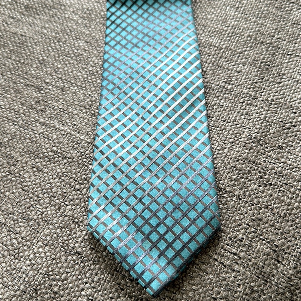 Kenneth Cole Reaction Hand made Aqua Silver Silk Tie